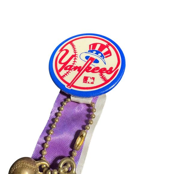Vintage 1960's New York Yankees Pin - Ribbon Metal Baseball & Glove - Stick Pin - Picture 2 of 4
